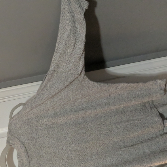 ✨2/$25✨ Caution to the Wind, cold shoulder long sleeve, light sweater, size L - Picture 4 of 10